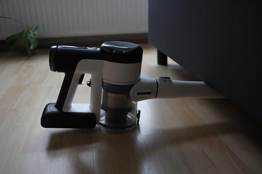 Der Tineco S15 Pro beim Saugen unter dem Bett